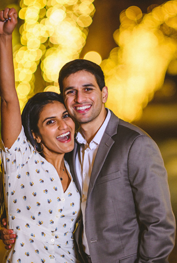  طبيب طوارئ يفاجئ صديقته بعرض زواج رومانسي