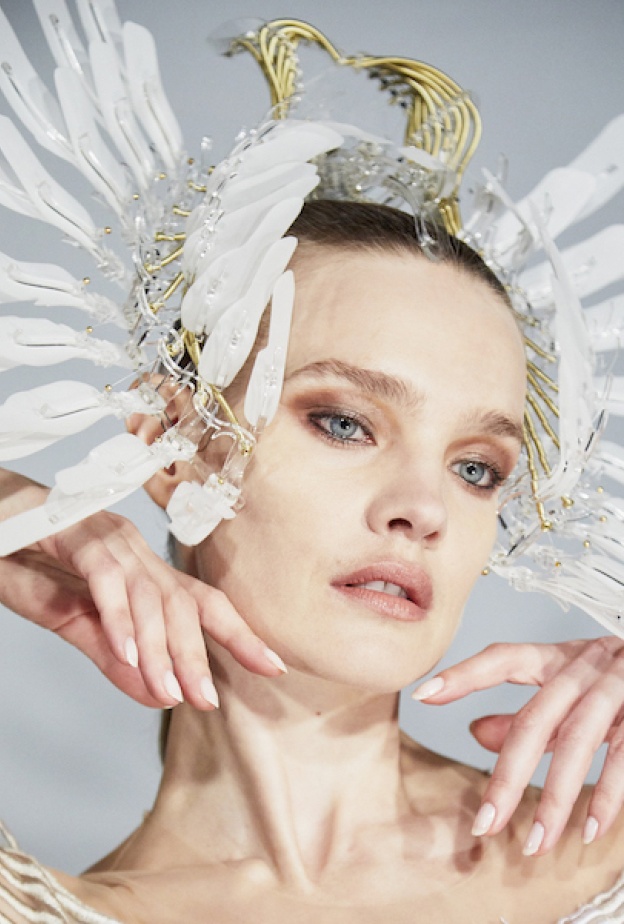  رسمات مكياج برونزي ساحر من وحي اطلالات Iris Van Herpen