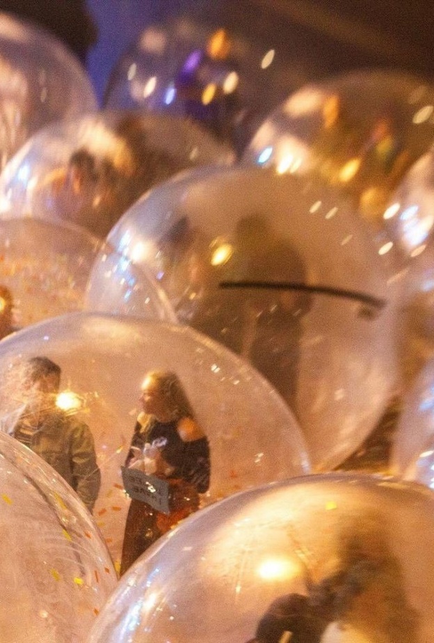 حفل موسيقي داخل بالونات هوائية بسبب كوفيد-19