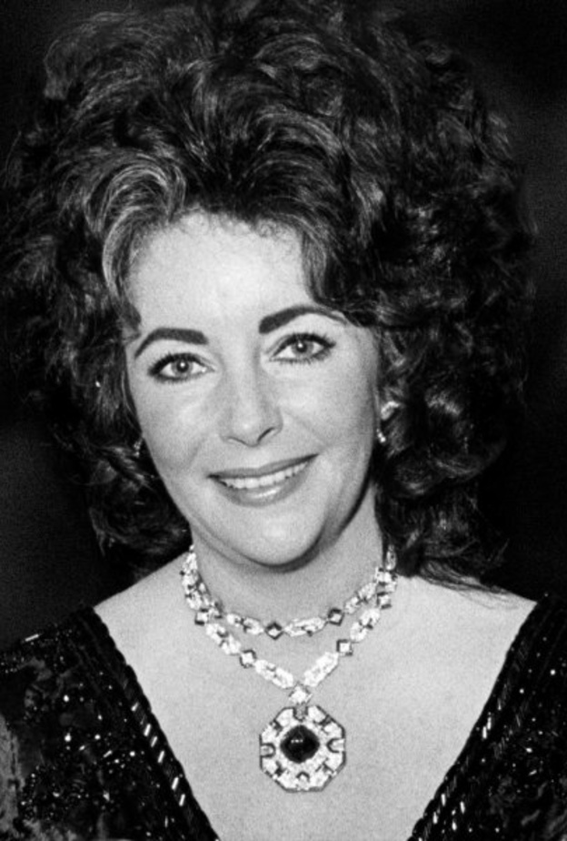  اليزابيث تايلور بقلادة علامة بولغري