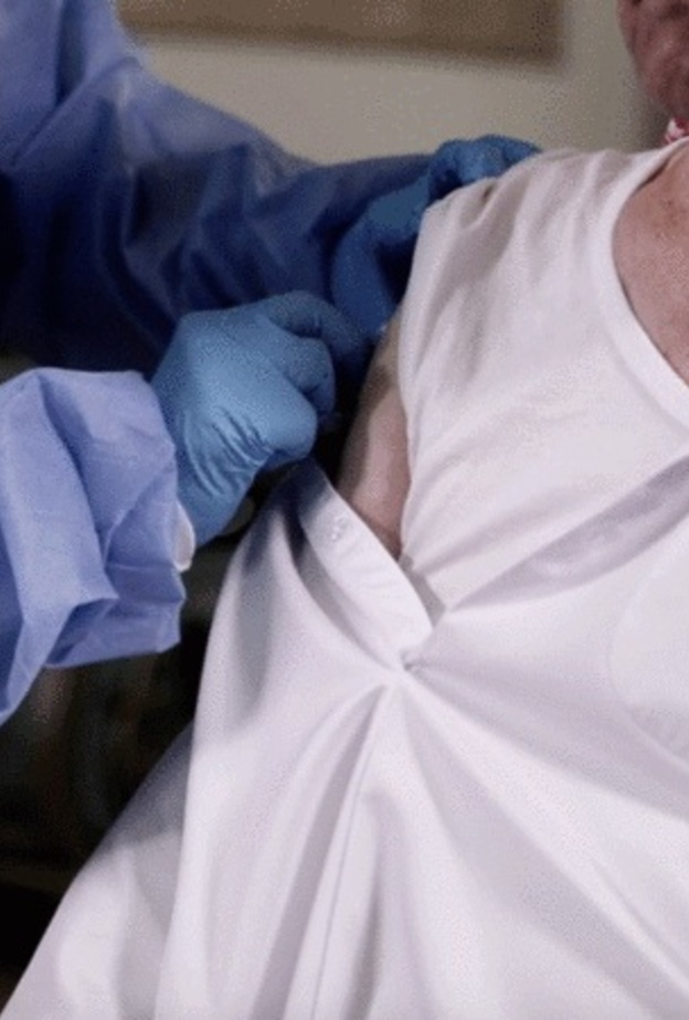  تنظيم 100 زيارة يومية في الشارقة لتطعيم كبار السن