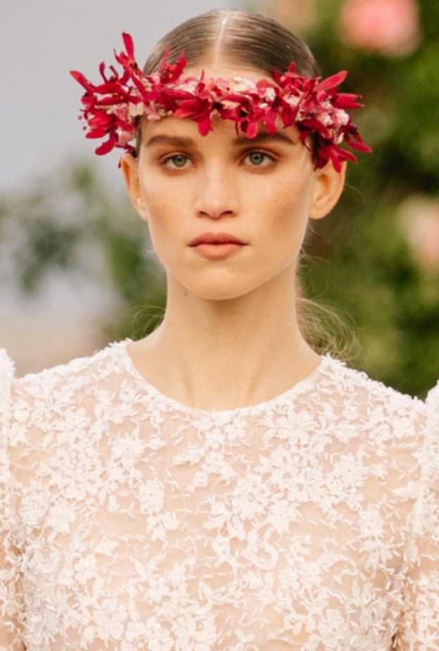 مكياج برونزي واكسسوارات شعر الورود موضة 2021 في عرض شانيل للهوت كوتور