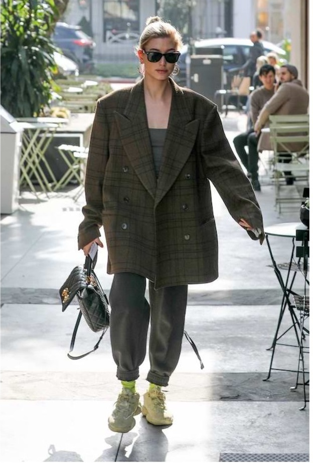 بلوز اوفر سايز باللون البيج نسقتها هايلي بالدوين مع الجينز