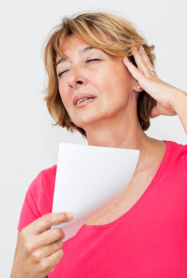  طرق علاج الهبات الساخنة لدى النساء وأسبابها