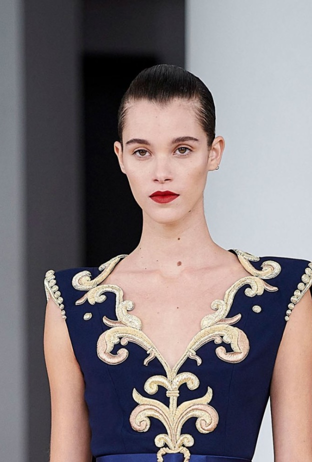 الوان احمر الشفاه القوي في باريس من دار Alexis Mabille