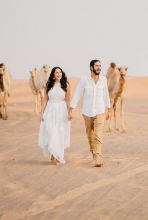 صور رومانسية للعرسان في الصحراء