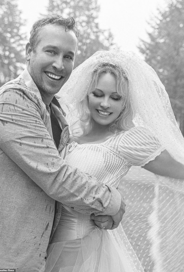  باميلا أندرسون سعيدة بزواجها