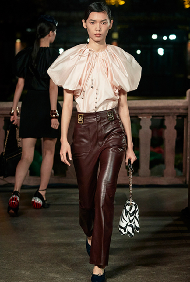 موضة الاكمام المنفوخة مع التوبات اللماعة من دار Lanvin