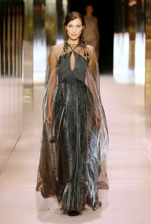 بيلا حديد في عرض أزياء فندي خلال أسبوع الهوت كوتور في باريس 2021