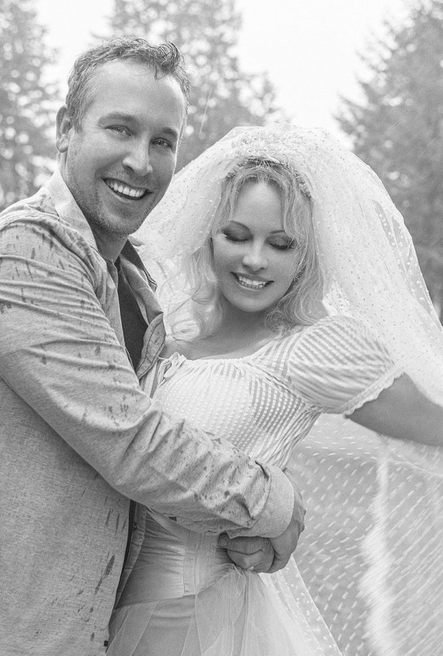 باميلا أندرسون وزوجها