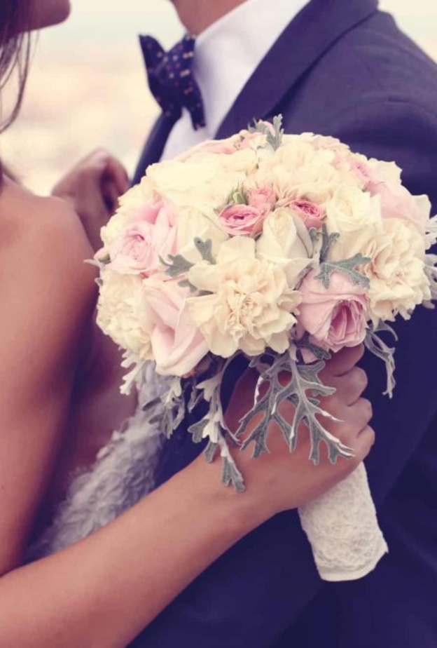 طلبت الإذن من عريسها لوداع صديقها السابق في زفافهما، هل وافق؟