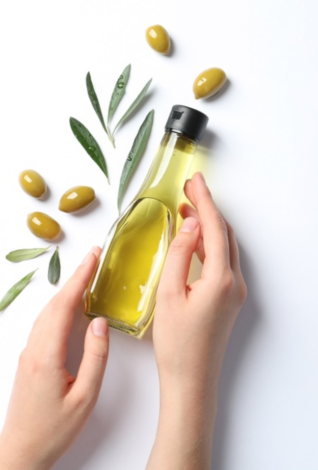 فوائد تناول ملعقة كبيرة من زيت الزيتون على معدة فارغة