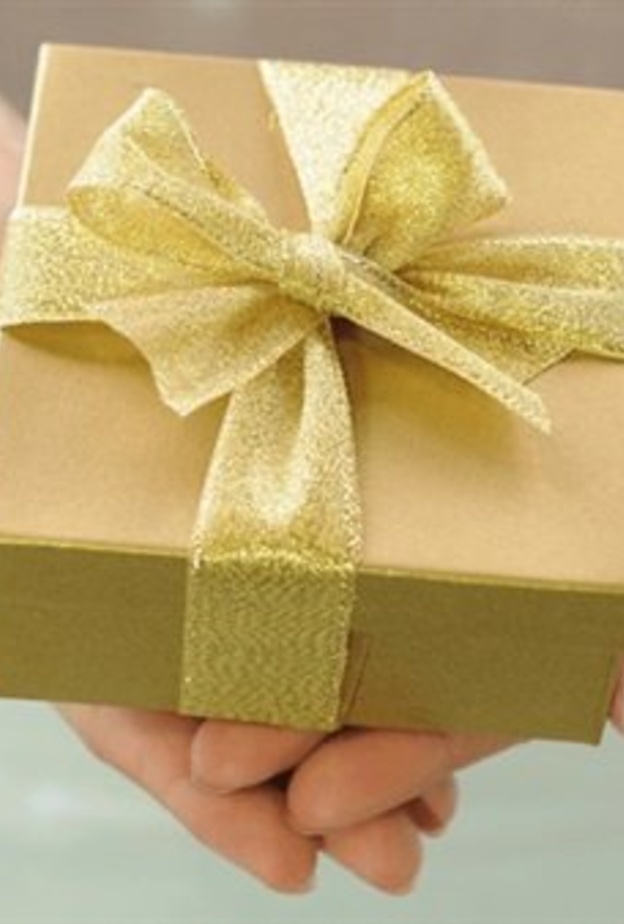 عروسان يفتحان هدية زفافهما بعد 9 سنوات