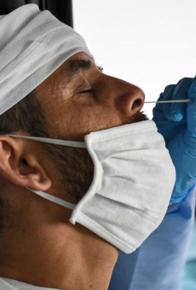 موظفو الحكومة ملزمون بإجراء فحص الأنف كل 7 أيام