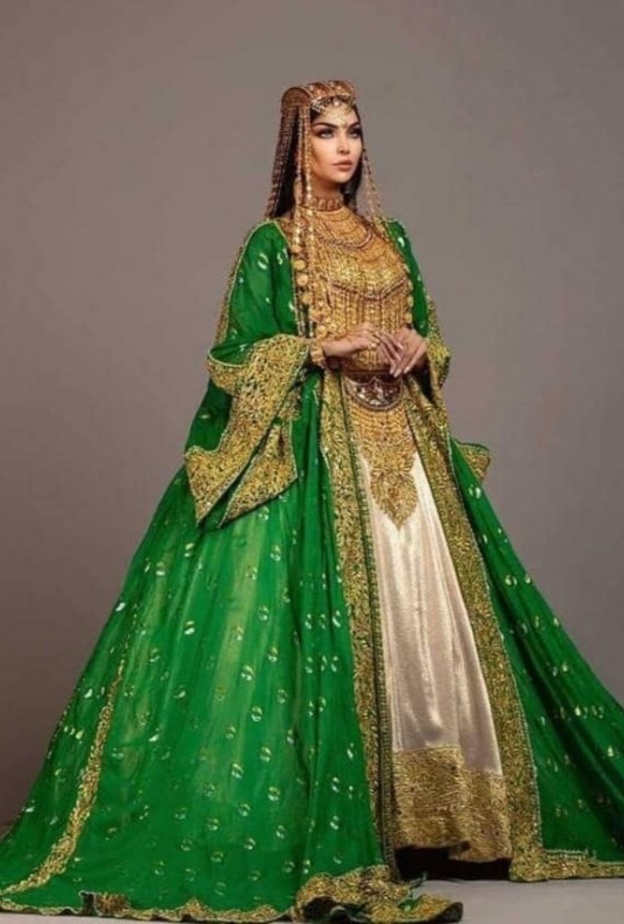  موديلات فساتين ليلة الحنة باللون الاخضر والذهبي