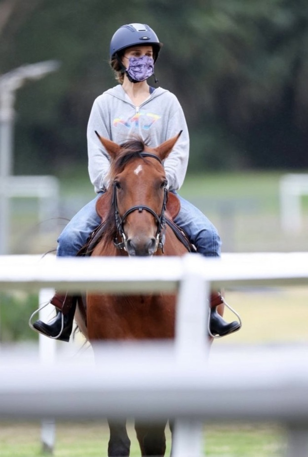 ناتالي بورتمان تقضي وقتها بتعلم ركوب الخيل