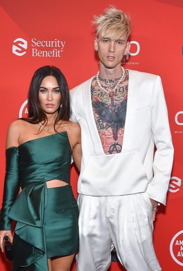 ميجان فوكس تحسم شائعات خطوبتها من ماشين جن كيلي بهذه الطريقة