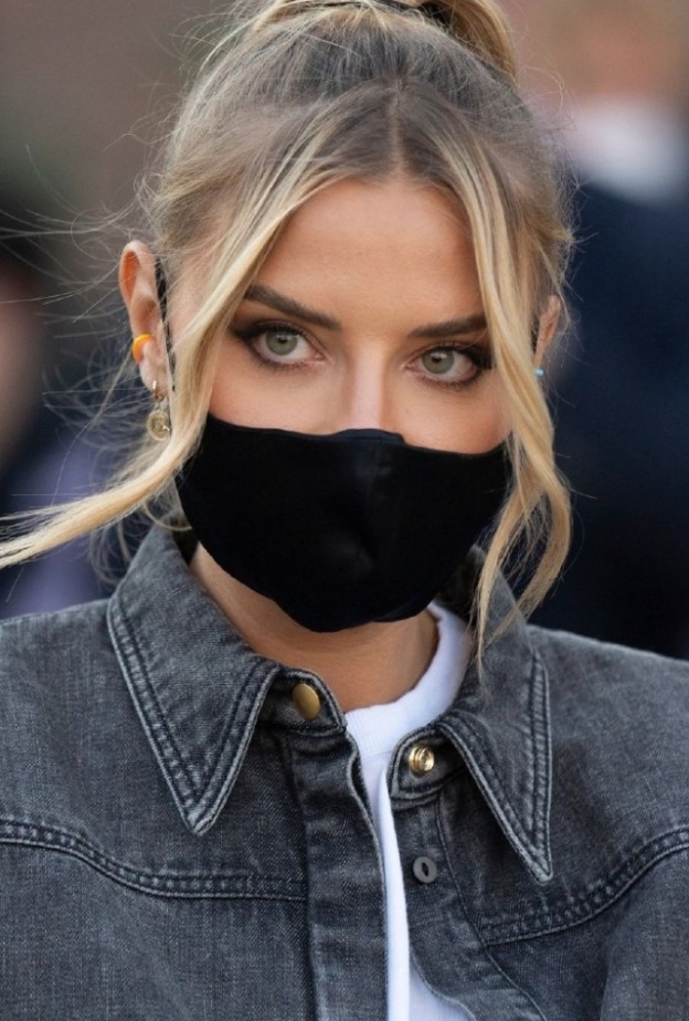 رسمات مكياج ملفتة مع خطوط الايلاينر الرفيعة تناسب الكمامة