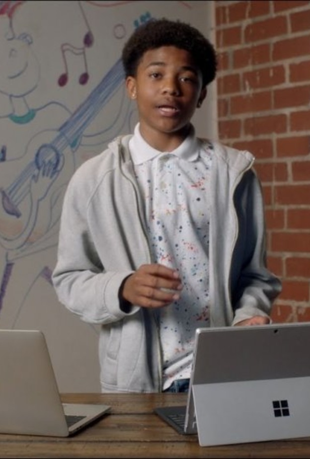 حطي الفيديو الأول مكانه في النص، والثاني في آخر النص