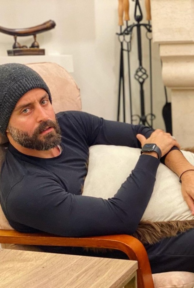 سعد رمضان يخوض تحدي "حلق الرأس"