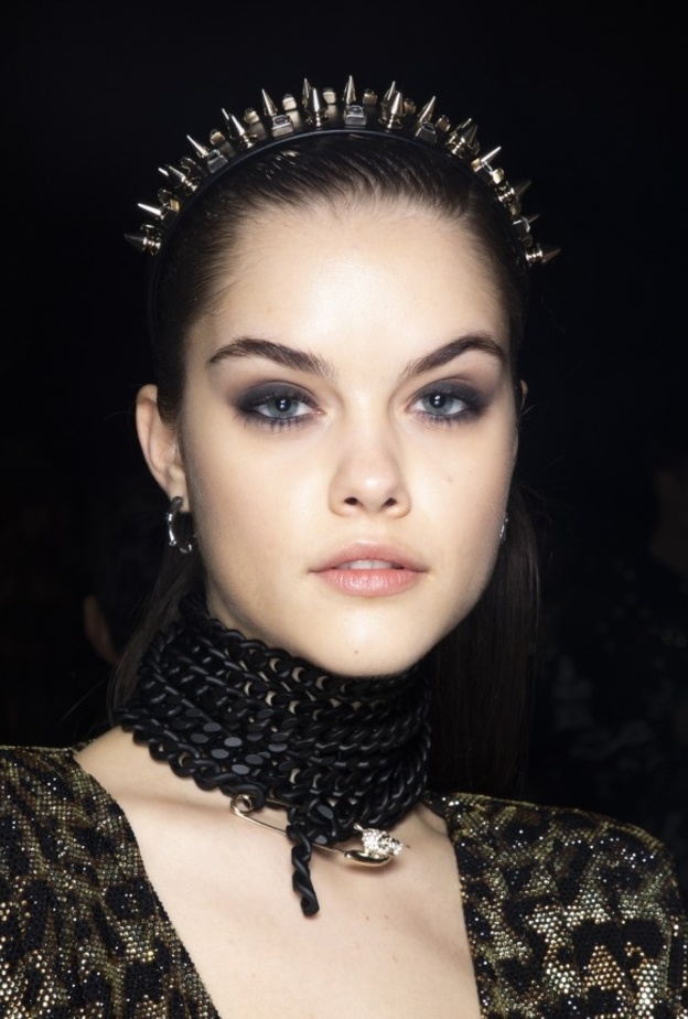 طرق مختلفة لتطبيق مكياج عيون بارز مع احمر الشفاه النيود