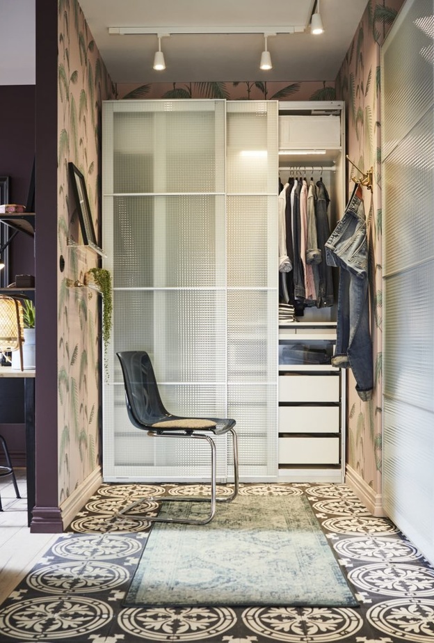 ديكور مميز لمساحة الخزانة في غرف النوم العصرية