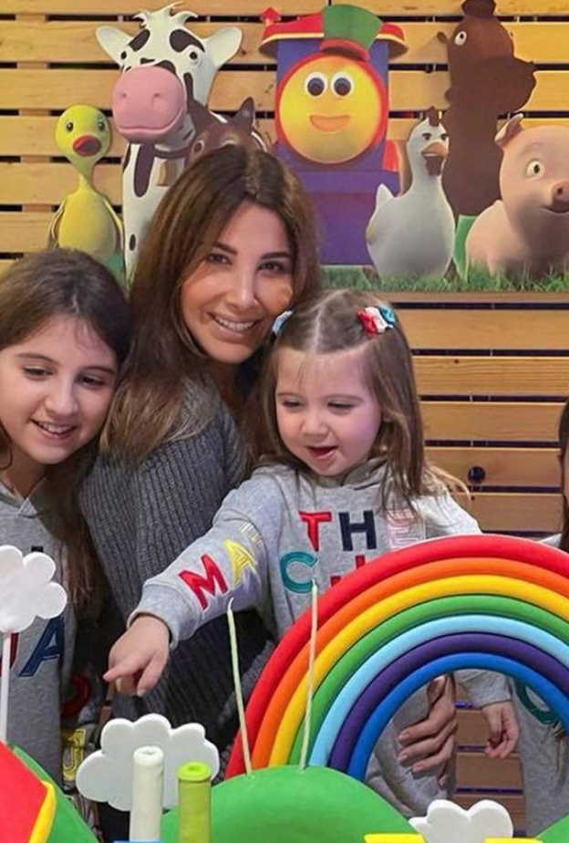 صور اطلالة النجمة نانسي عجرم مع بناتها