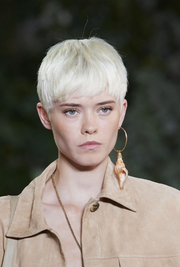 صبغات شعر بلاتينية وفاتحة للبشرة البيضاء من دار Alberta Ferretti