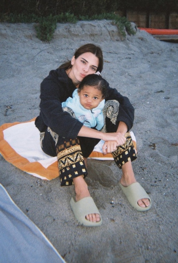 كيندال جينر برفقة ابنة اختها ستورمي بمناسبة عيد ميلادها الثالث