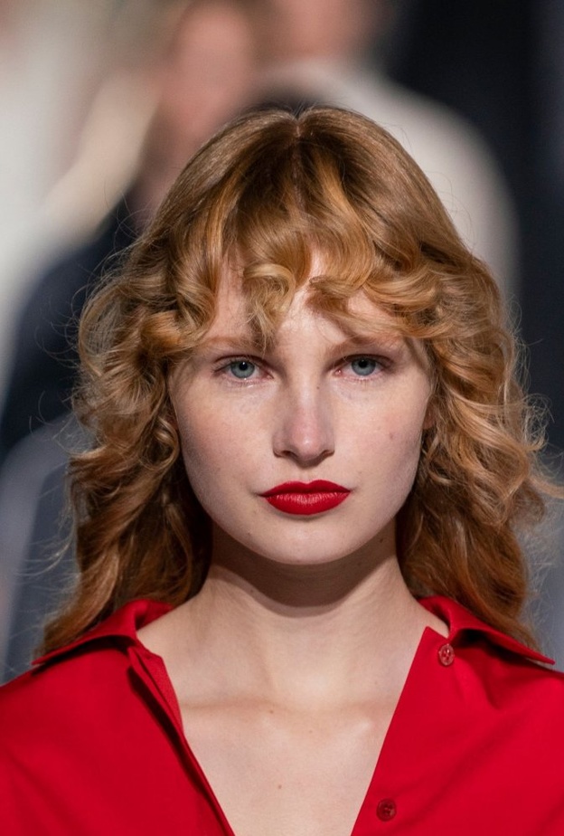 تسريحات شعر مع الغرة الكيرلي الامامية من دار Hermes.