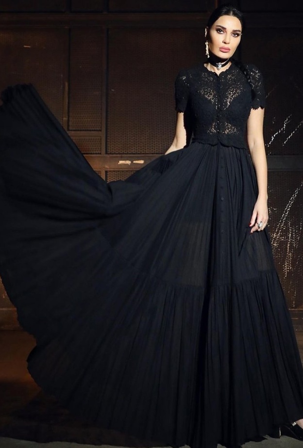 فساتين سيرين عبدالنور سوداء مع الدانتيل من دار Dior