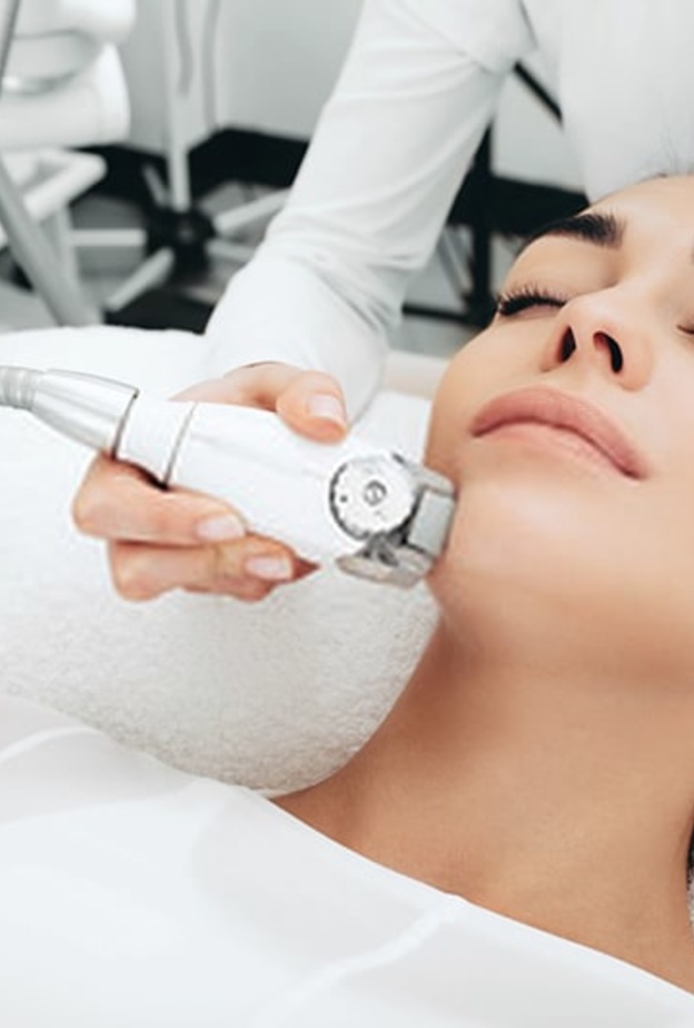 الاندرمولوجي تساعد على تجديد شباب الوجه