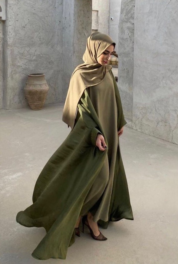 عبايات انيقة للعروس من علامة YNM Dubai 