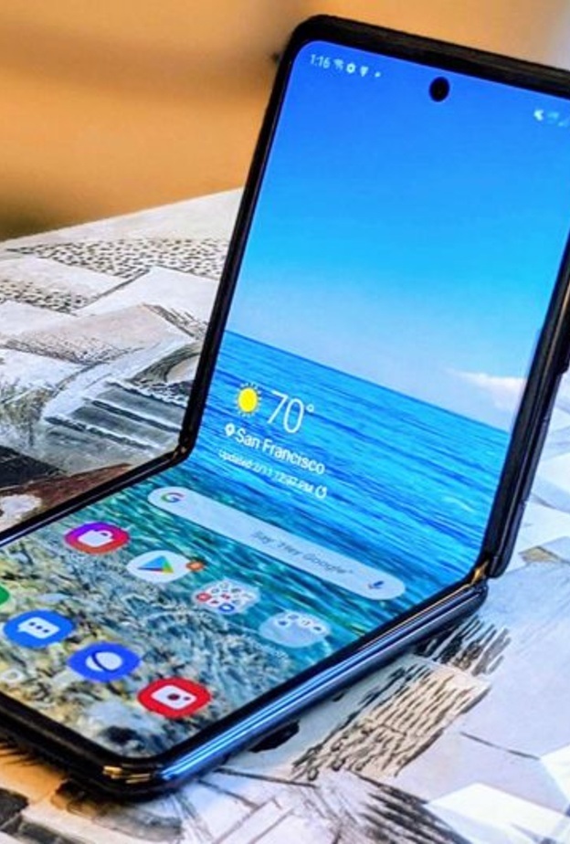 سامسونغ تخفض سعر هاتفها القابل للطي بقيمة 250 دولار