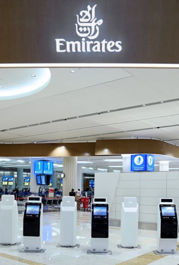 أكشاك إجراءات السفر بدون تلامس لركاب طيران الإمارات في دبي