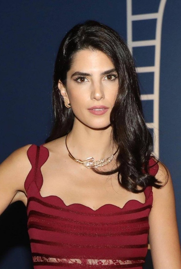 تسريحات شعر منسدلة بأسلوب كارمن بصيبص بطلة مسلسل عروس بيروت