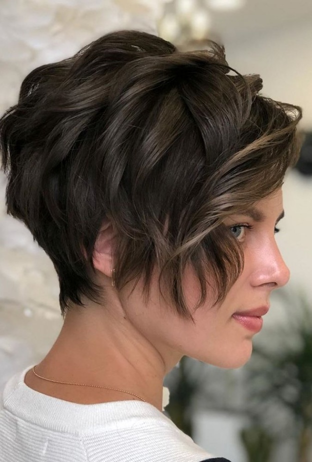  احدث تسريحات شعر انيقة وجذابة لإطلالة أنثوية شتاء 2021