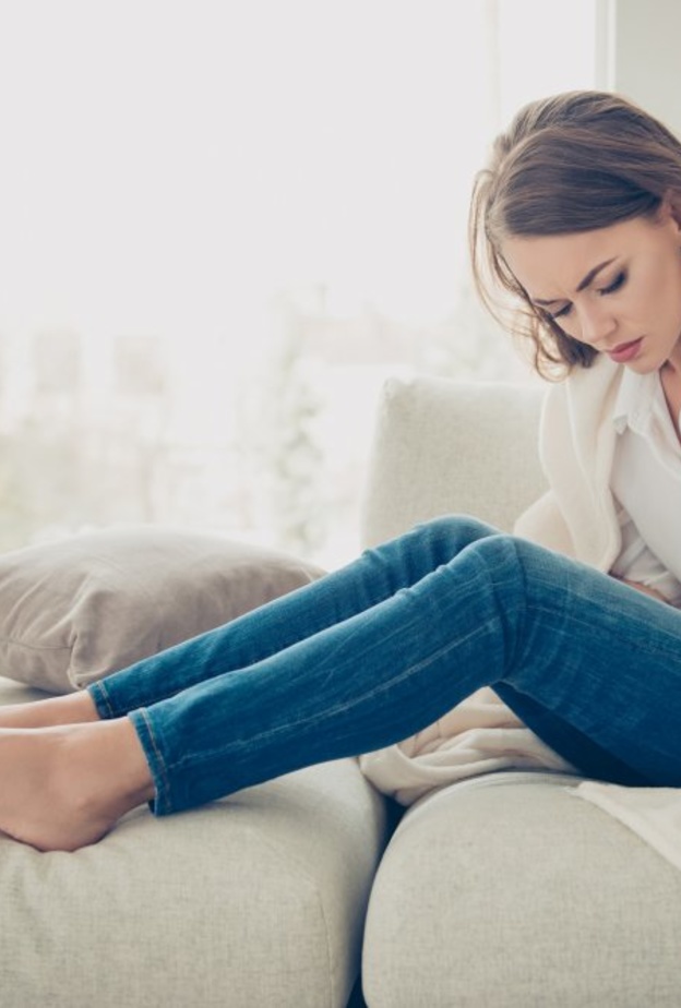 الأعراض تنجم عن النظام الغذائي وجينات المضيف والبيئة وتتميز بألم في البطن