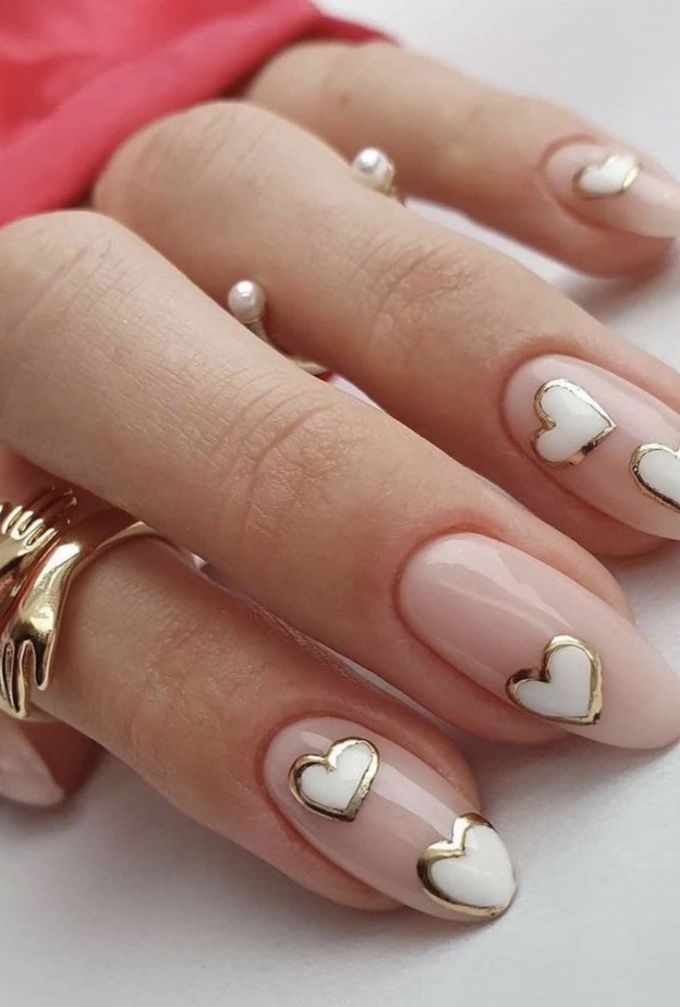 مناكير مع قلوب بيضاء بإطار ذهبي أحدث رسومات الأظافر ليوم الحب