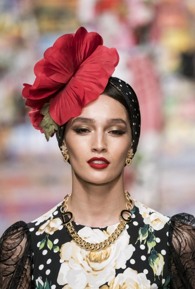 تسريحات شعر الكعكة مع اكسسوارات شعر الورود الحمراء من دار Dolce&Gabbana