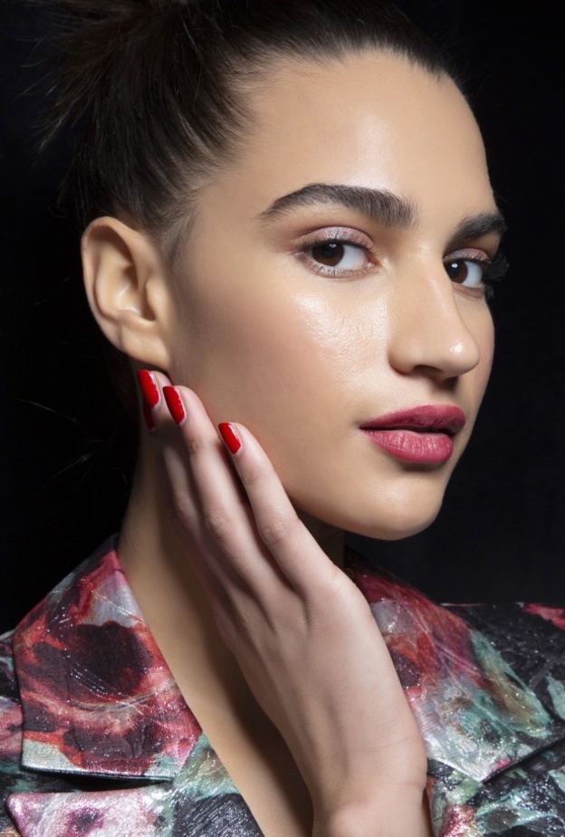 اعتماد ألوان أحمر الشفاه بدرجات الوردي