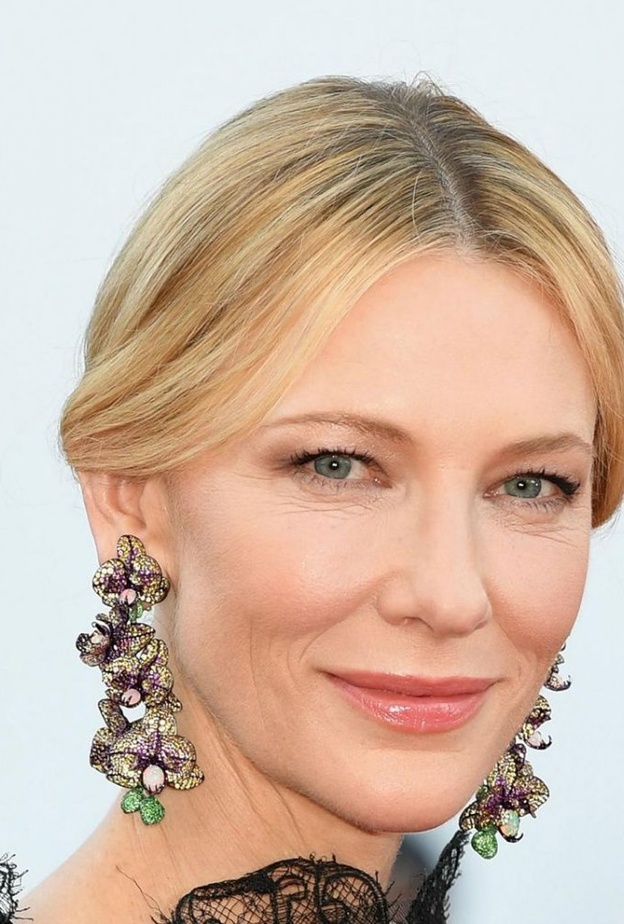  كيت بلانشيت فاتنة بأقراط الأحجار الكريمة من شوبارد Chopard