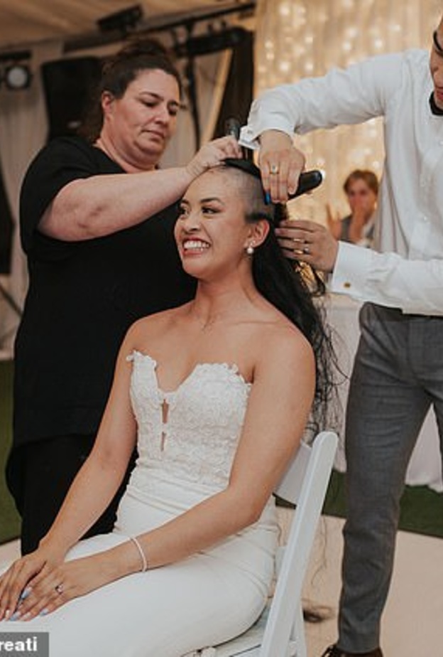 عروس تتضامن مع والدتها المصابة بالسرطان