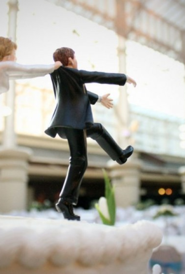 عريس عربي يهرب من عروسه فور رؤيتها في المطار