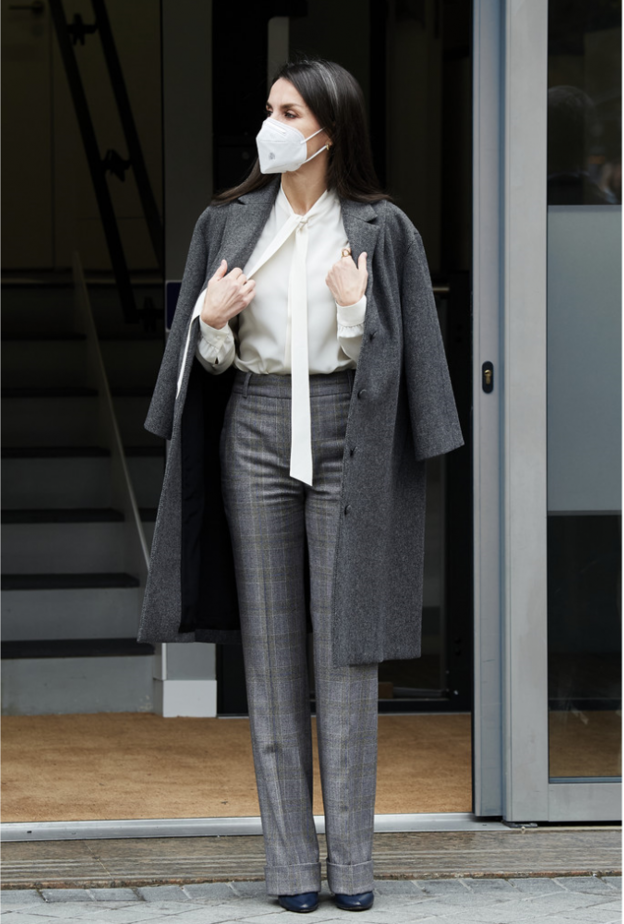 نسّقت مع المعطف قميصاً من Hugo Boss وبنطلون من Massimo Dutti بنقشة المربعات