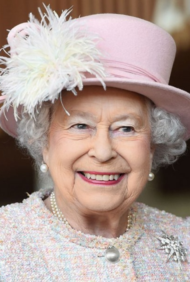 ملكة بريطانيا تختار عميل سابق في المخابرات لمنصب كبير أمناء البلاط