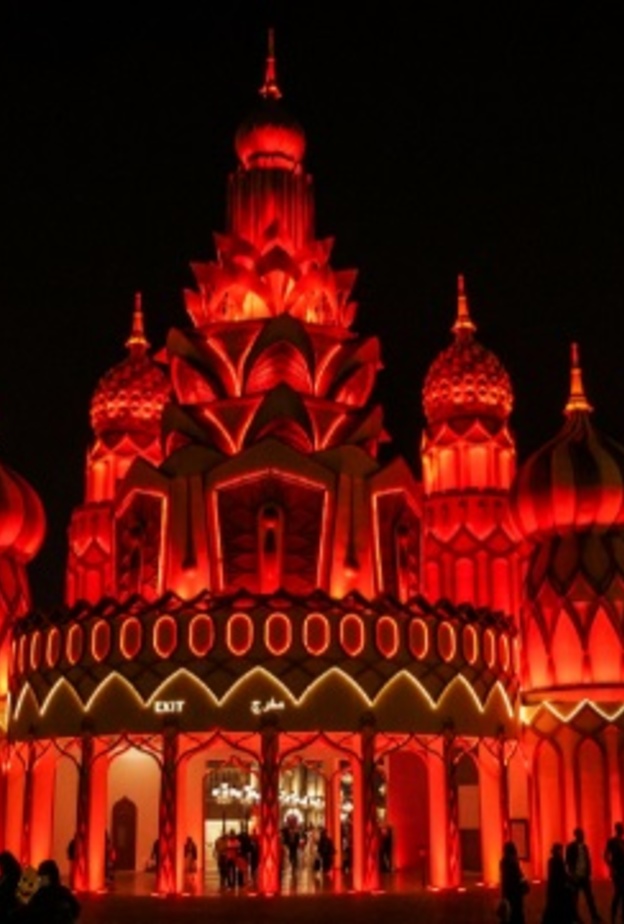 القرية العالمية تتزين باللون الأحمر إحتفالا بمسبار الأمل - المصدر الإمارات - لا شيء مستحيل