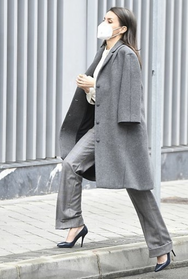 ظهرت الملكة ليتيزيا في المؤتمر بإطلالة عمل أنيقة وكانت ترتدي معطف رمادي أنيق مصنوع من التويد