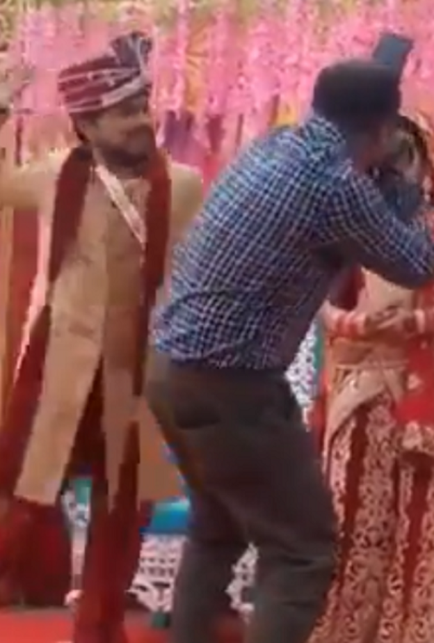 عروس تنفجر ضاحكة بسبب غيرة عريسها عليها