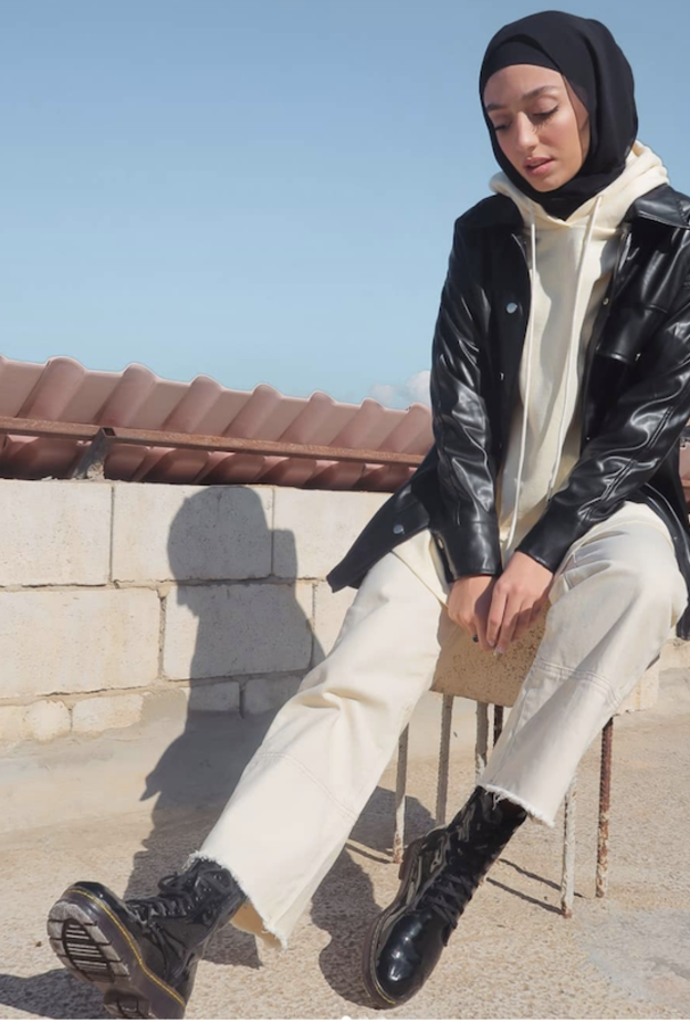 نسقت نينا سبيتي اطلالة شبابية مريحة وانيقة